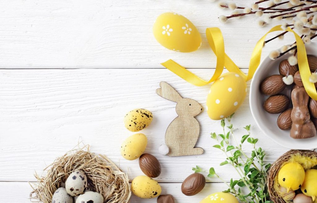 chocolats oeufs et lapin en bois sur une table pour pâques à annecy