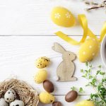 chocolats oeufs et lapin en bois sur une table pour pâques à annecy