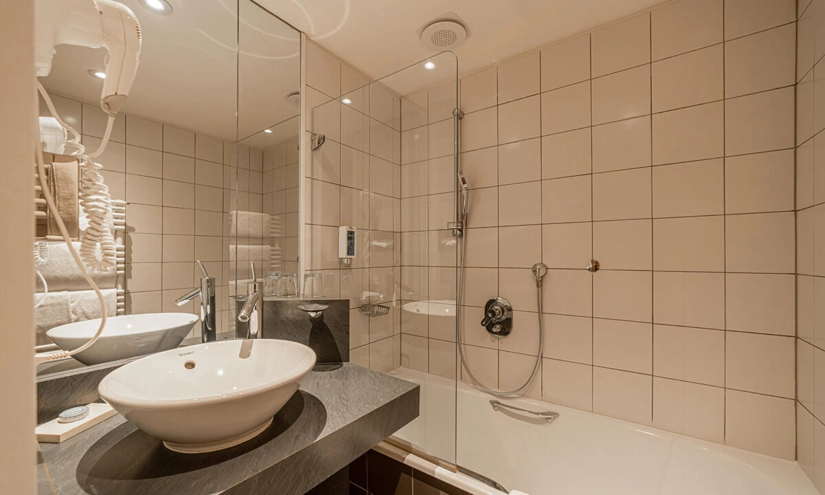 Bagno con lavabo e vasca nella Camera Charme Doppia dell’Hôtel Palais de l’Isle Annecy