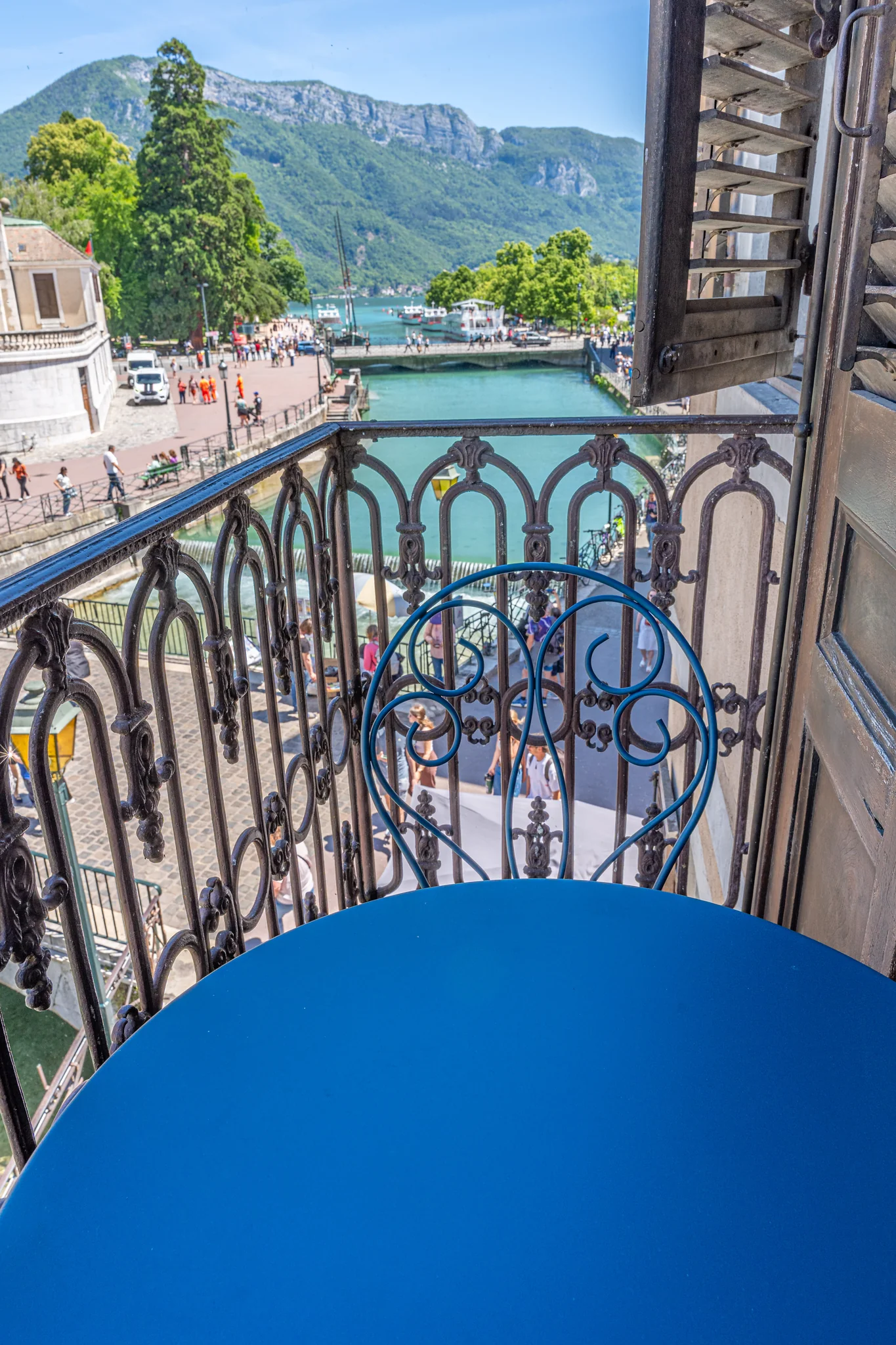 Balcone privato della Suite Imperatore con vista sul canale, il lago di Annecy e le montagne