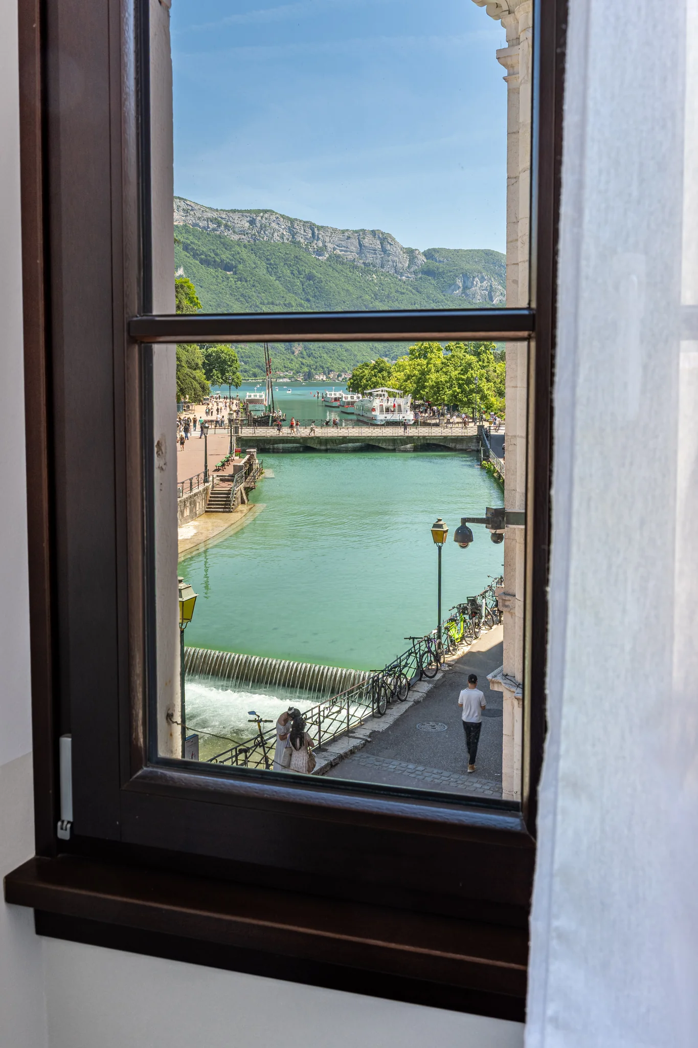 Vista dalla finestra della Suite Imperatore sul canale del Thiou e sulle montagne