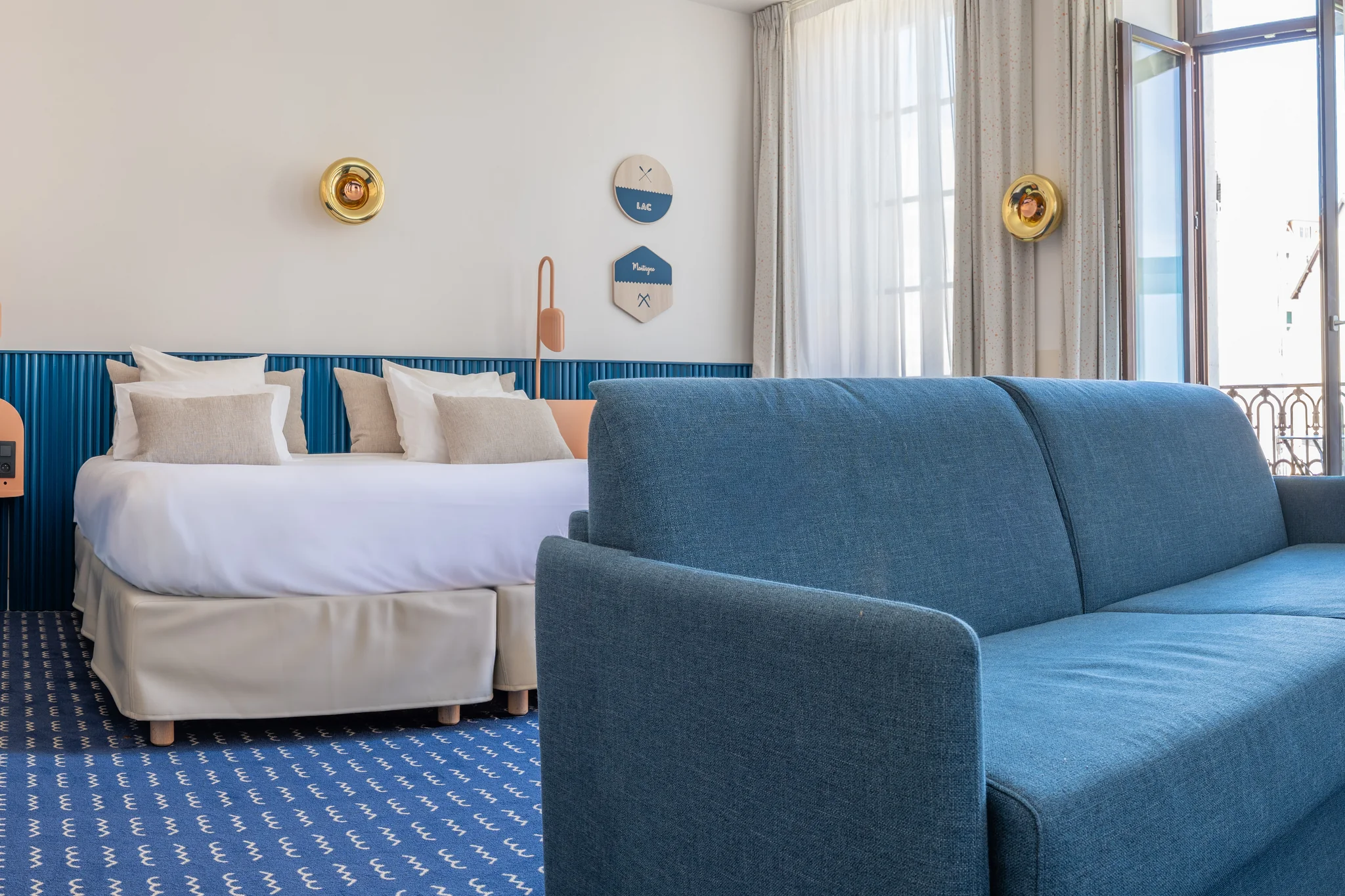 Vista generale della Suite Imperatore con letto, divano e finestra affacciata sul balcone