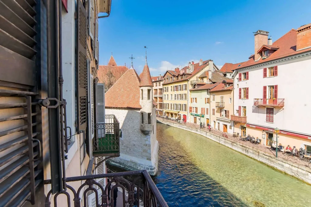 Vue du Palais de lIsle a Annecy, monument historique au coeur des canaux de la vieille ville